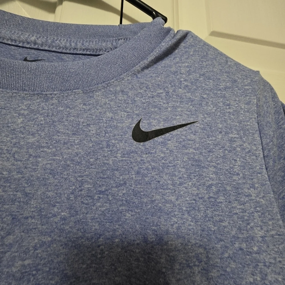 Nike drifit women's shirt size medium